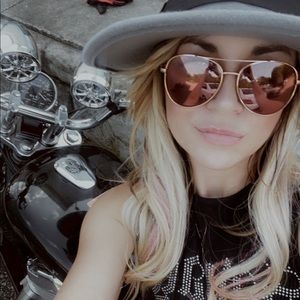 Meet your Posher, Andrea